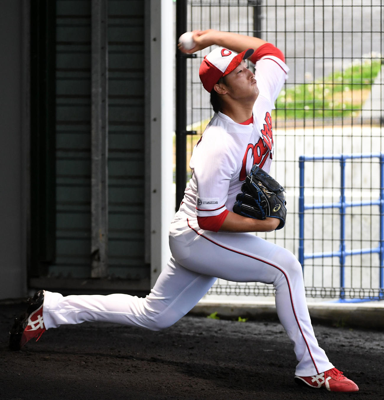 ブルペンで投球練習を行う床田（撮影・前岡正明）