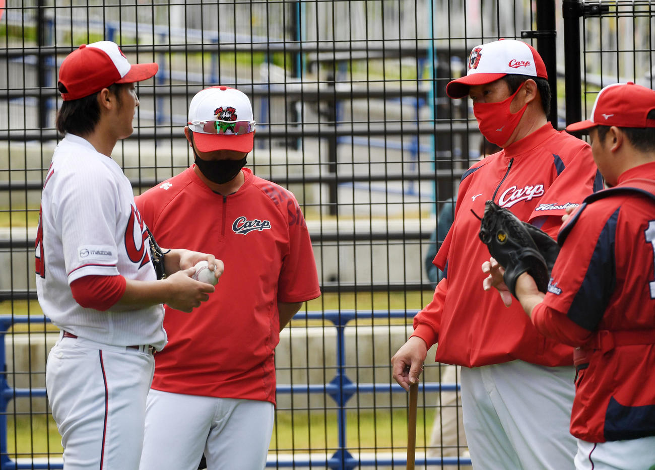 投球練習後、床田（左）は佐々岡監督（右）と話す（撮影・前岡正明）
