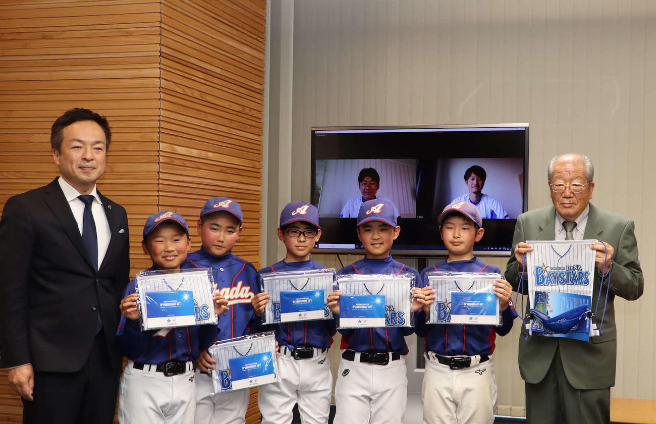 下関市で行われたギフトバッグの贈呈式にリモート参加したDeNA三浦監督（画面左）と平田（同右）