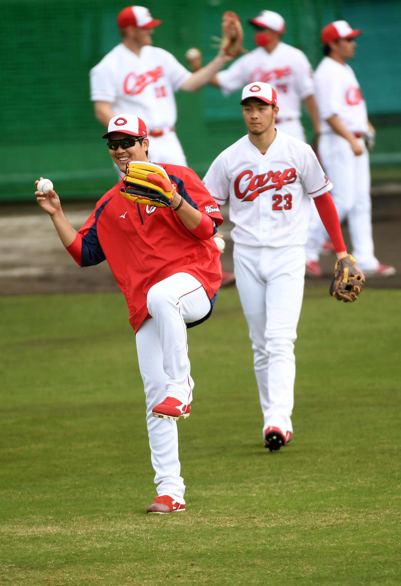 笑顔でキャッチボールを行う九里（撮影・前岡正明）