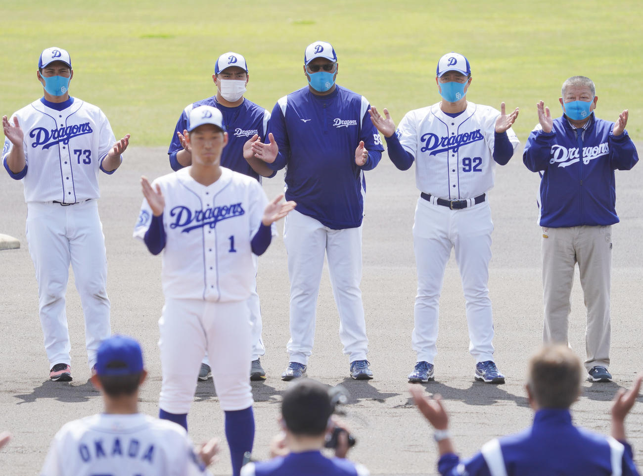 キャンプを打ち上げ京田のあいさつ後、一本締めをする与田監督（右から2人目）と中日ナイン（撮影・森本幸一）