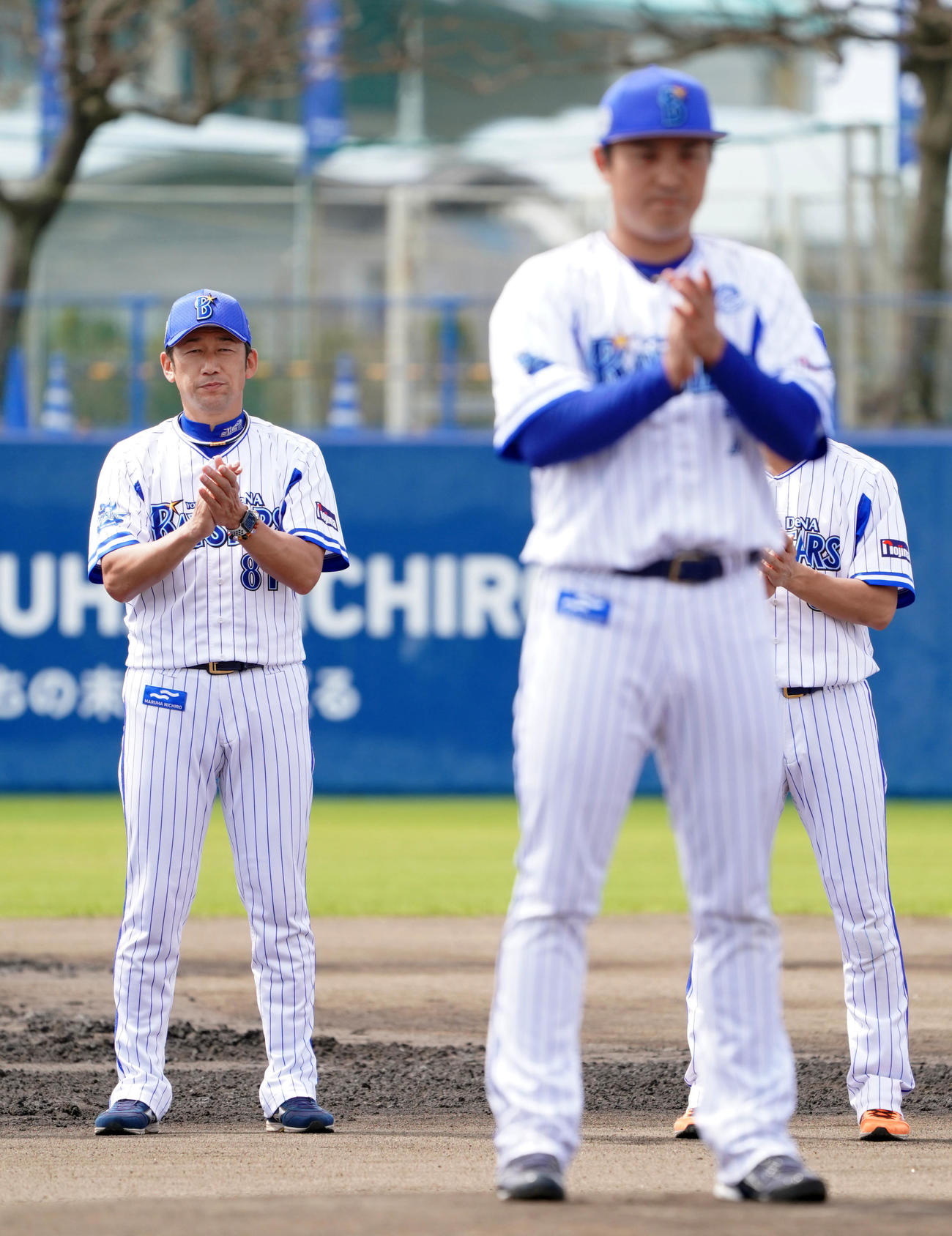 宜野湾での春季キャンプを終え、一本締めをするDeNA三浦監督。手前は佐野（撮影・横山健太）