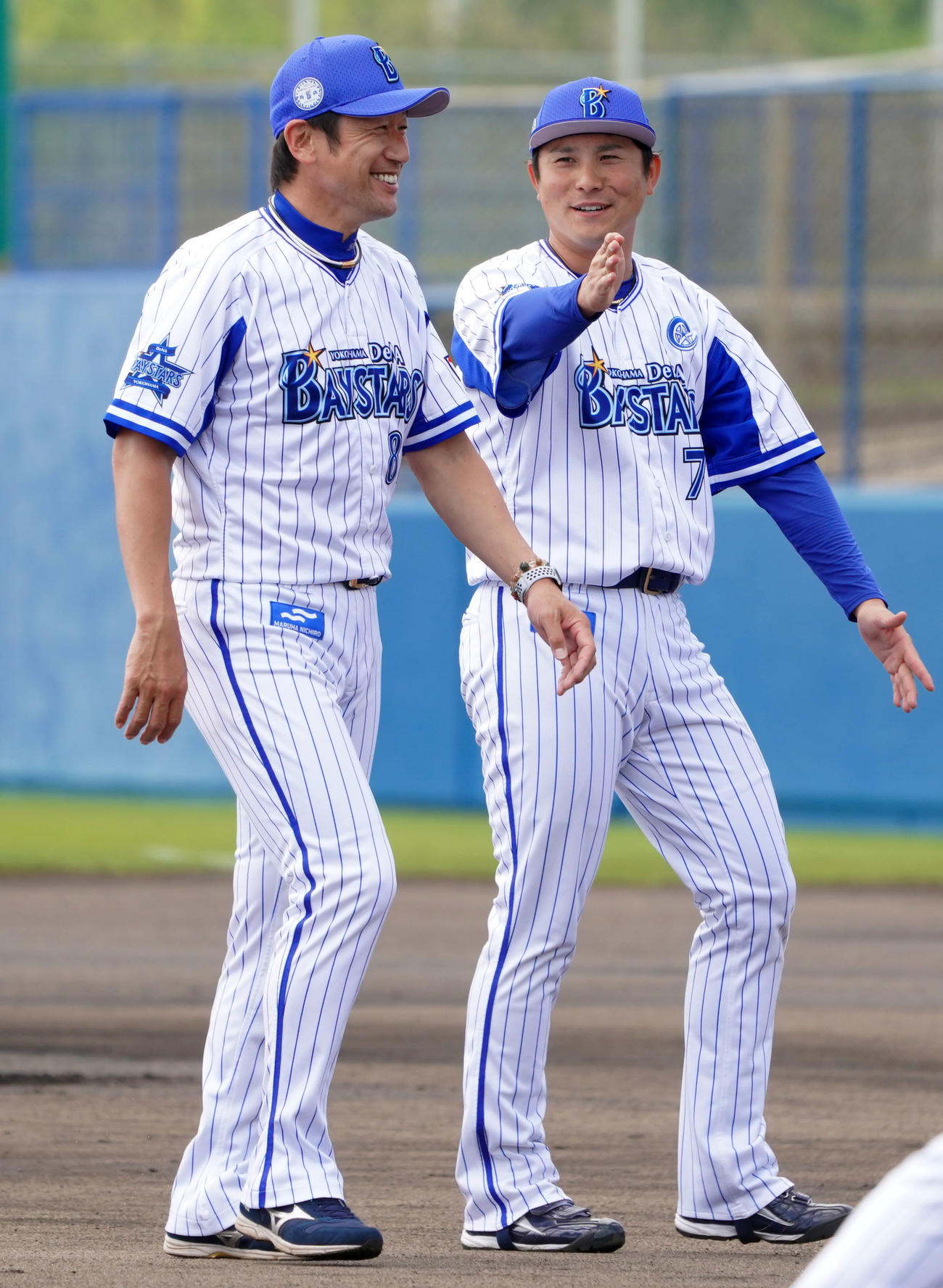 手締めを終え、談笑するDeNA三浦監督（左）と佐野（撮影・横山健太）
