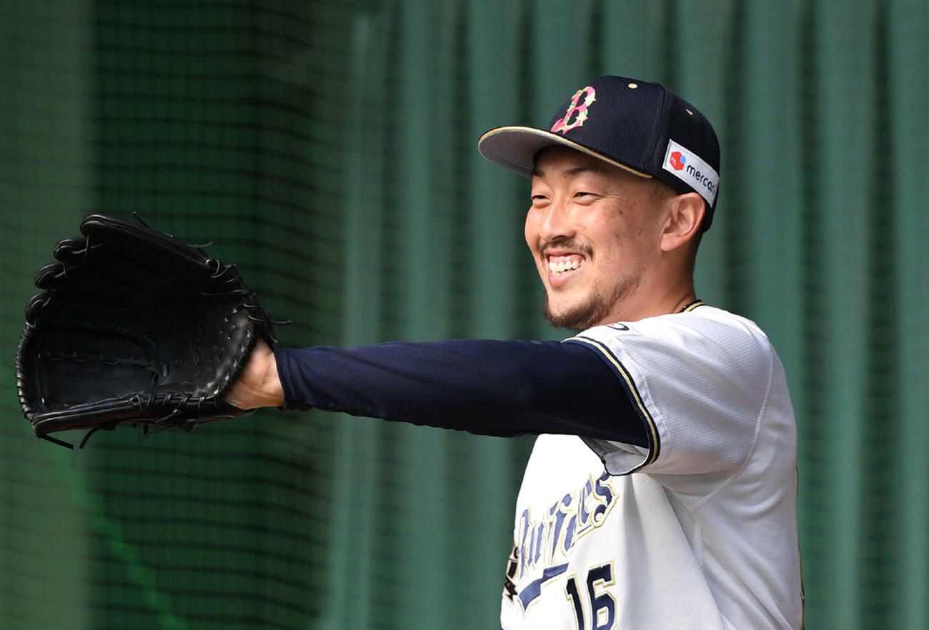 19日、ブルペンで笑顔を見せる平野佳