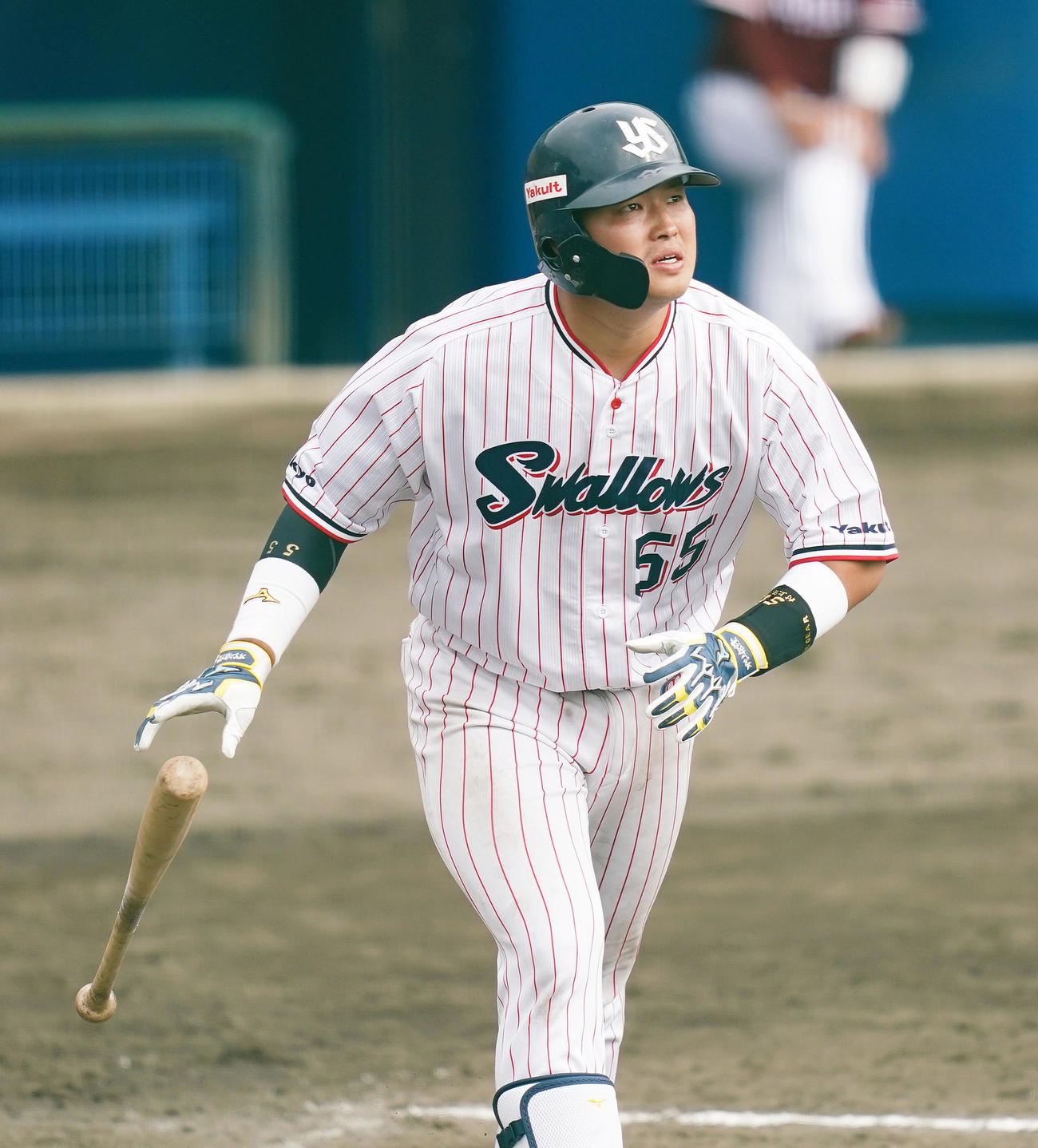 ヤクルト対楽天　6回裏ヤクルト2死、右越えに本塁打を放つ村上（撮影・菅敏）