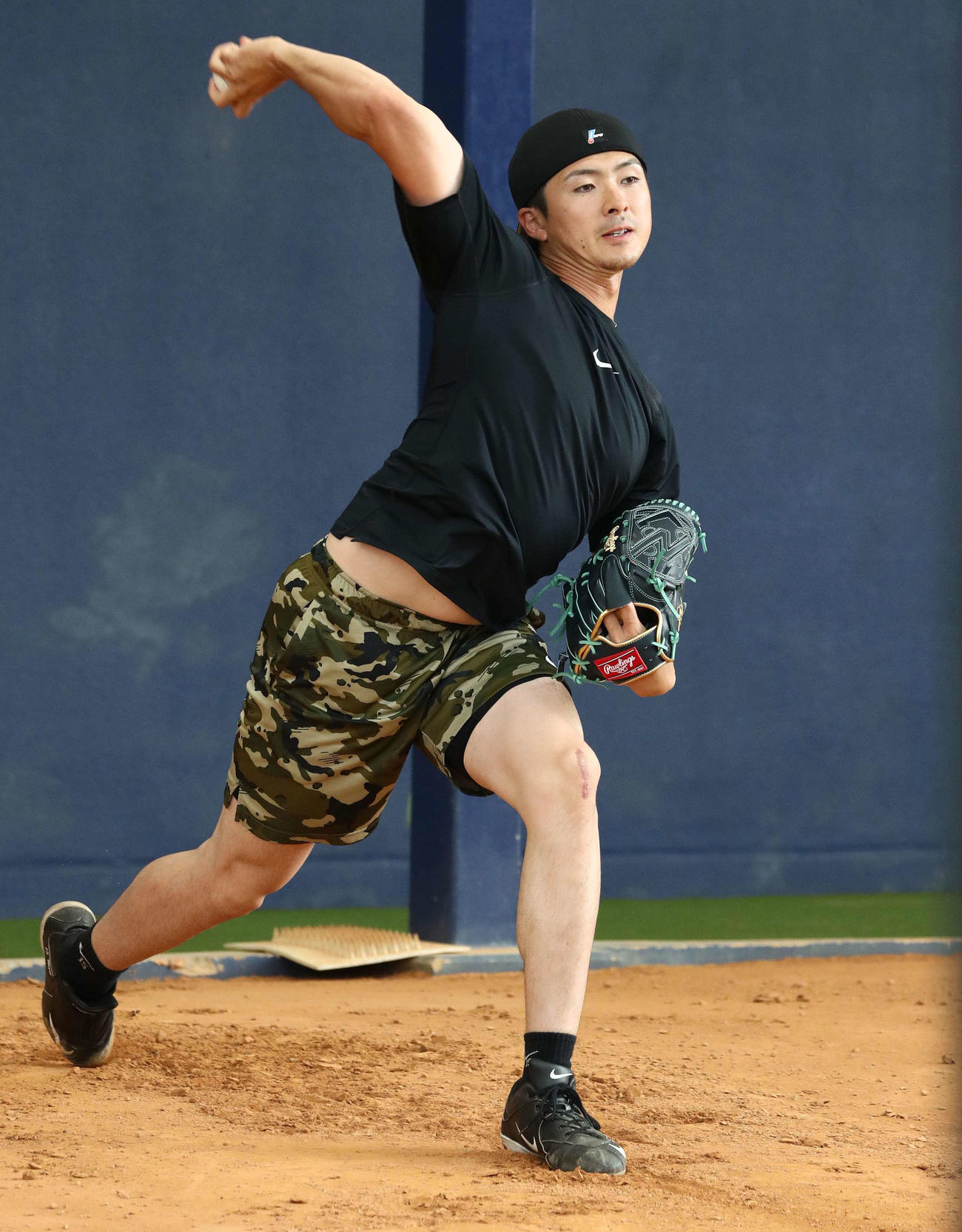 左膝の手術跡がくっきりと残る日本ハム上沢（撮影・黒川智章）
