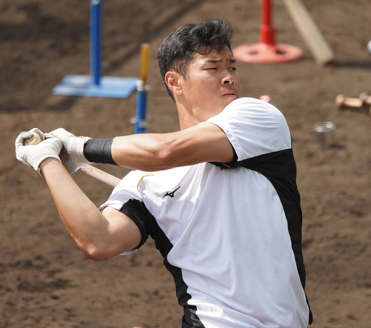 ティー打撃を行う佐藤輝明（撮影・清水貴仁）