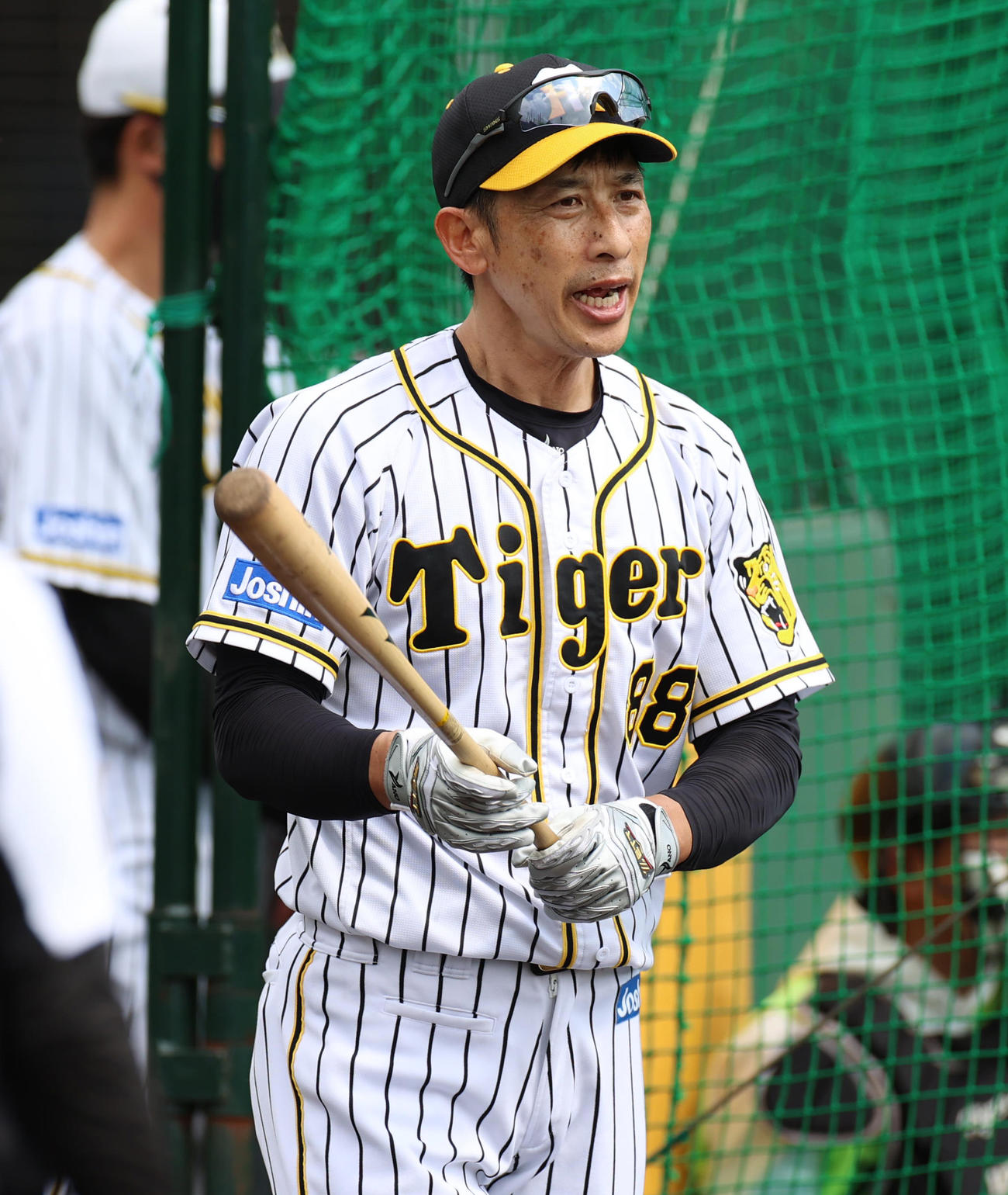 守備練習でノッカーを務める矢野耀大監督（撮影・清水貴仁）