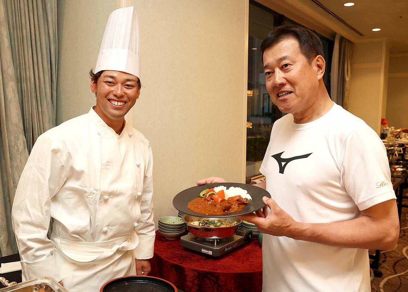 巨人高梨（左）が宿舎で作ったカレーを受け取る原監督（球団提供）