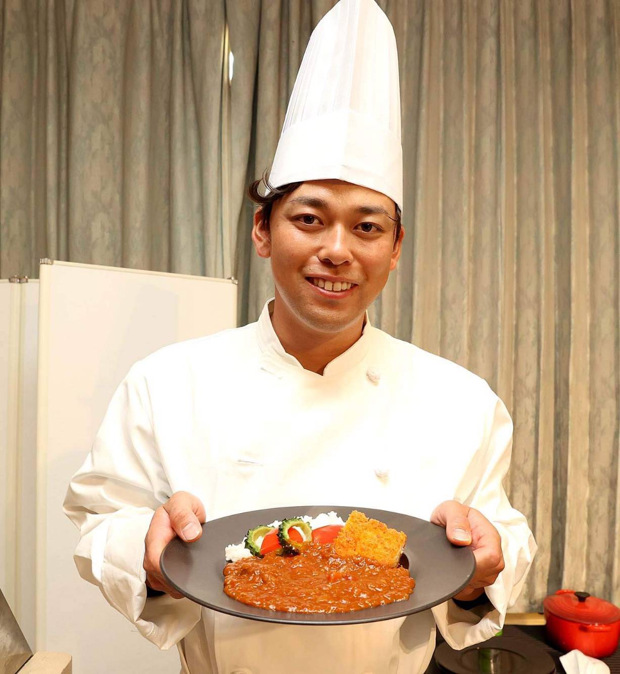 宿舎でカレーを振る舞った巨人高梨（球団提供）