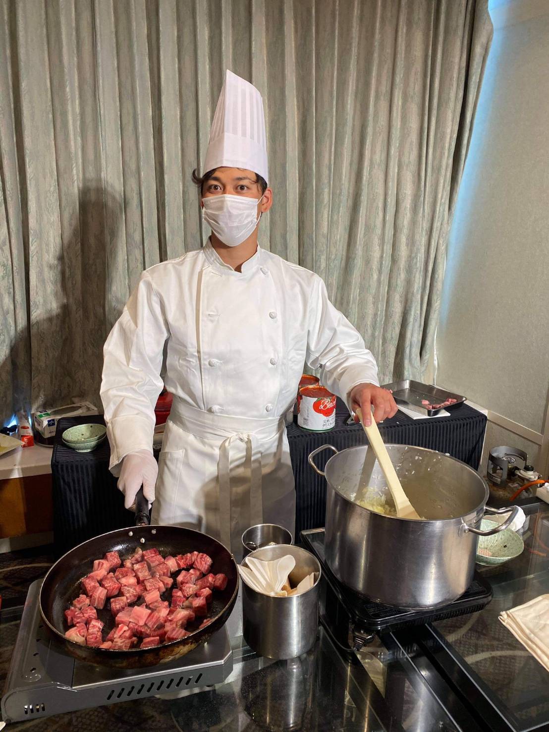 カレーを作る巨人高梨（球団提供）