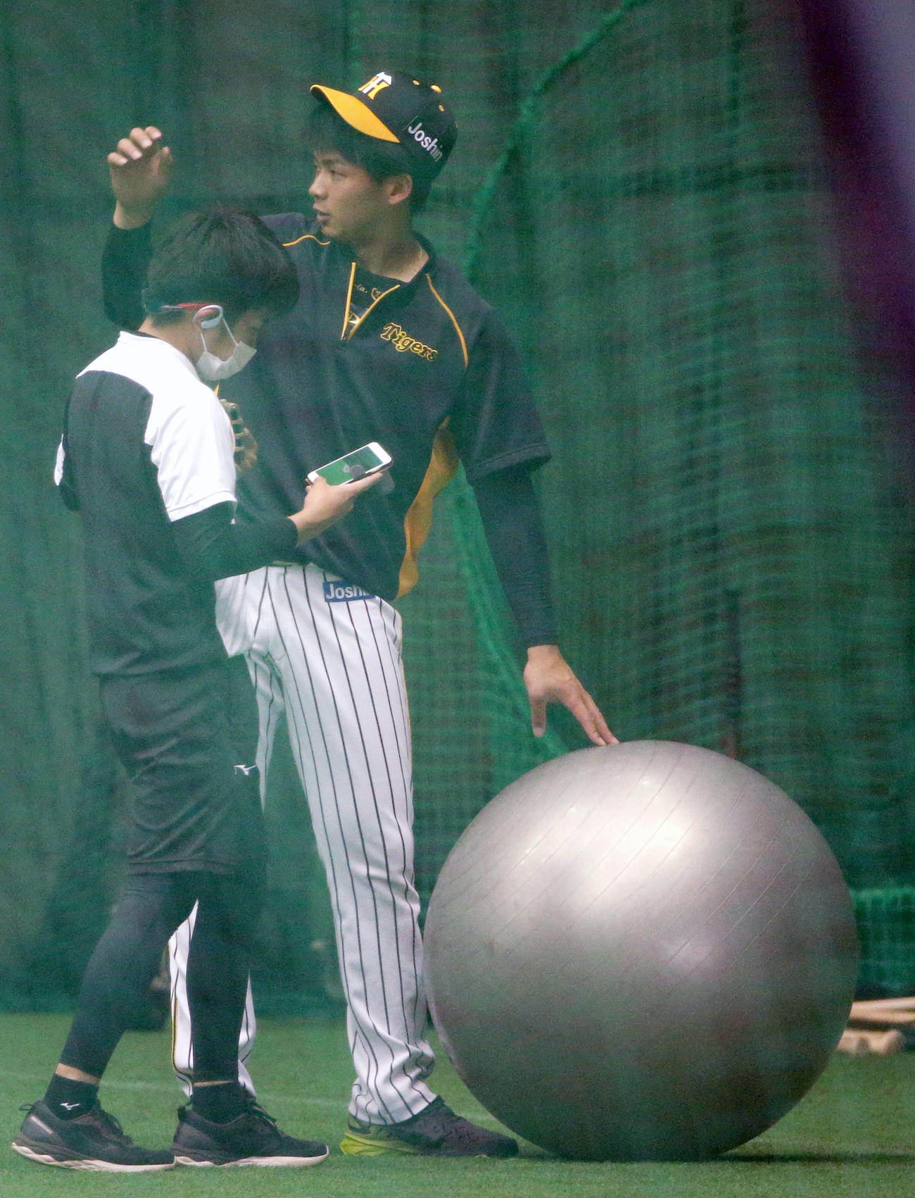 室内で別メニューの井上広大（右）はバランスボールを使いトレーニングする（撮影・上山淳一）