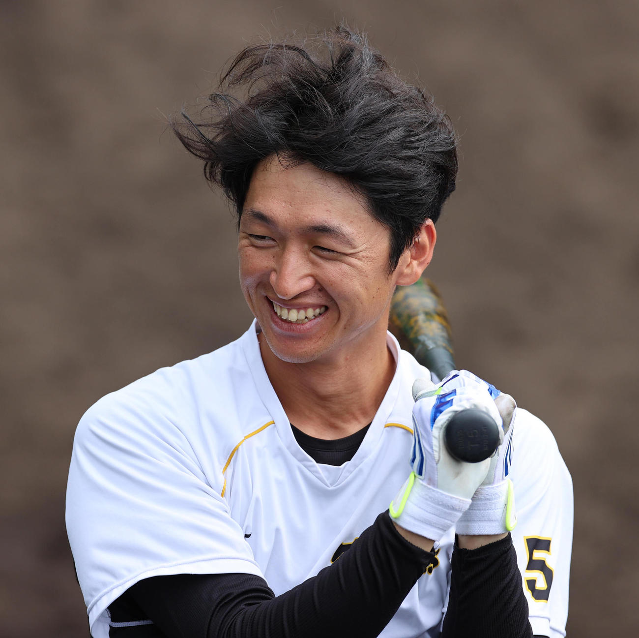 打撃練習で笑顔をみせる近本光司（撮影・清水貴仁）