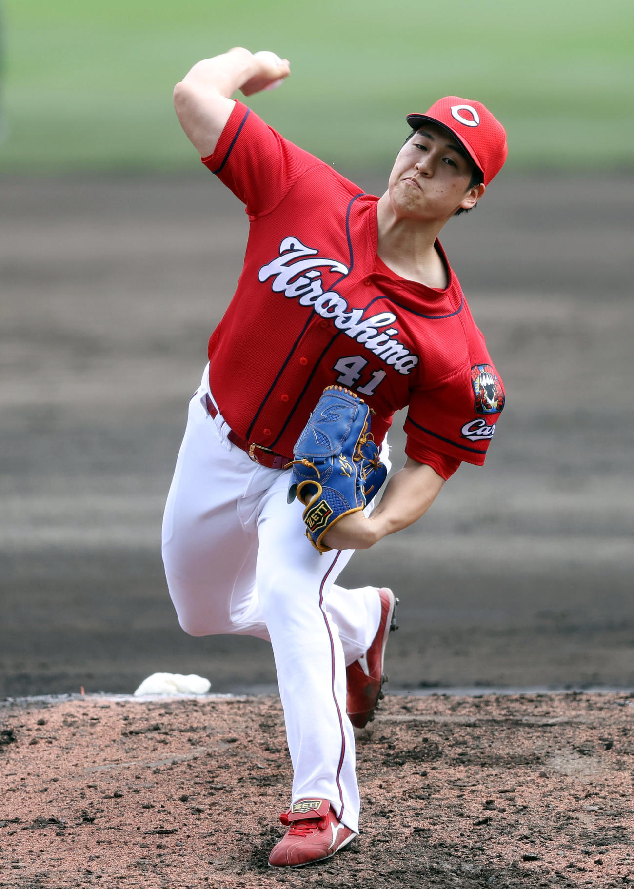 巨人対広島　4回裏から登板する矢崎（撮影・狩俣裕三）