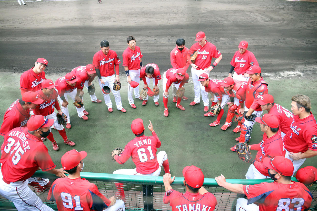 巨人対広島　試合前の円陣で声出しする矢野（撮影・狩俣裕三）
