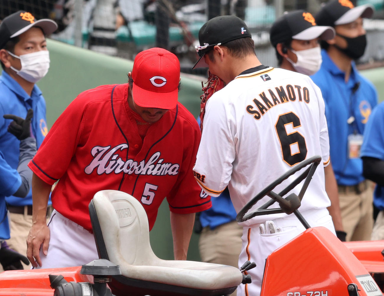 巨人対広島　試合前、ヒソヒソ話をする長野（左）と坂本（撮影・狩俣裕三）