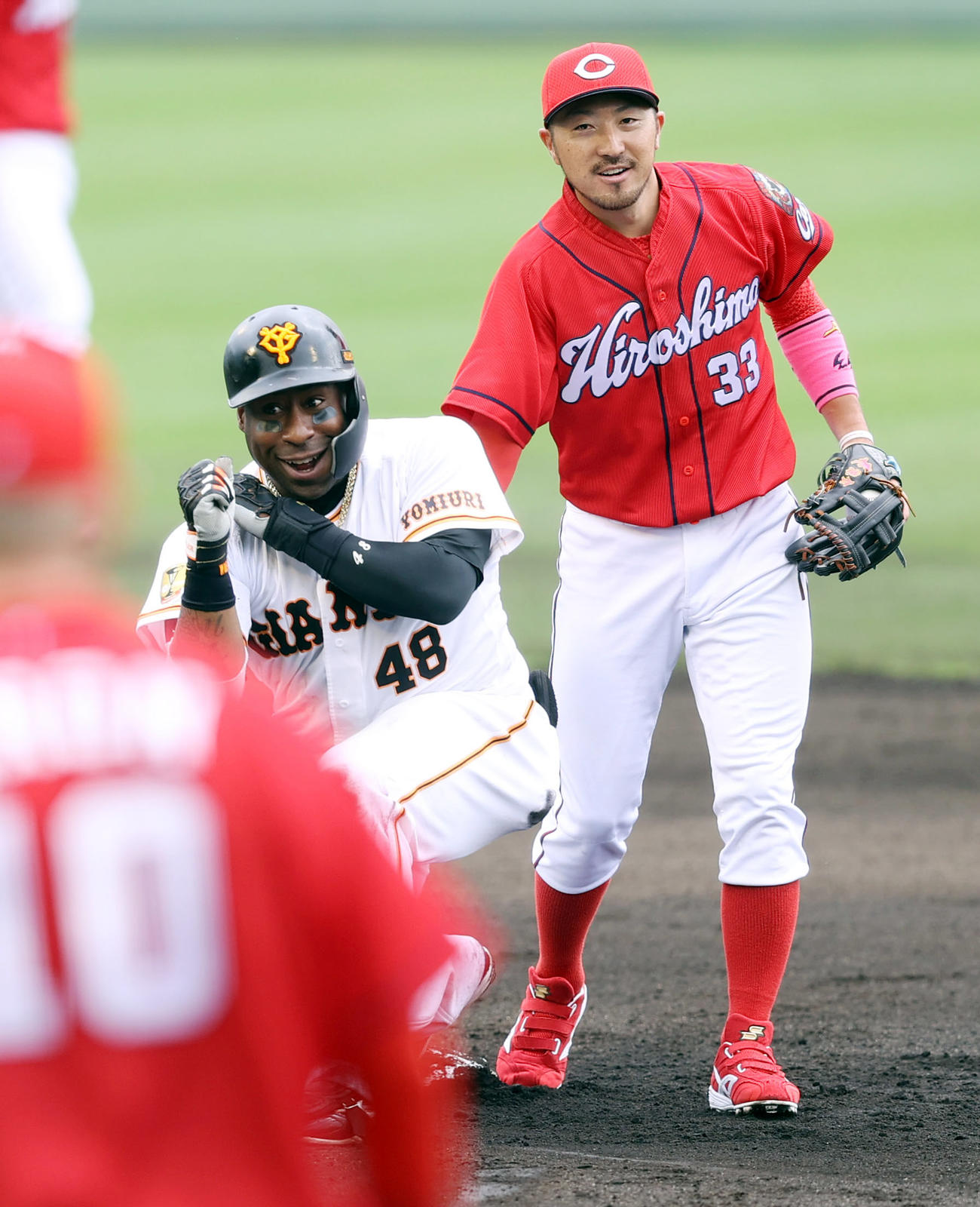 巨人対広島　3回裏巨人2死三塁、適時二塁打を放ちポーズを決めるウィーラー（左）。右は菊池涼（撮影・狩俣裕三）