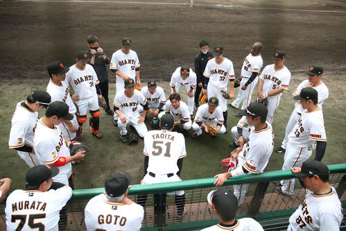 巨人対広島 試合前の円陣で声出しする八百板(撮影・狩俣裕三)