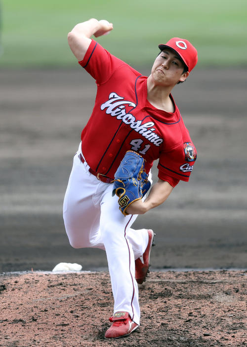 巨人対広島 4回裏から登板する矢崎(撮影・狩俣裕三)