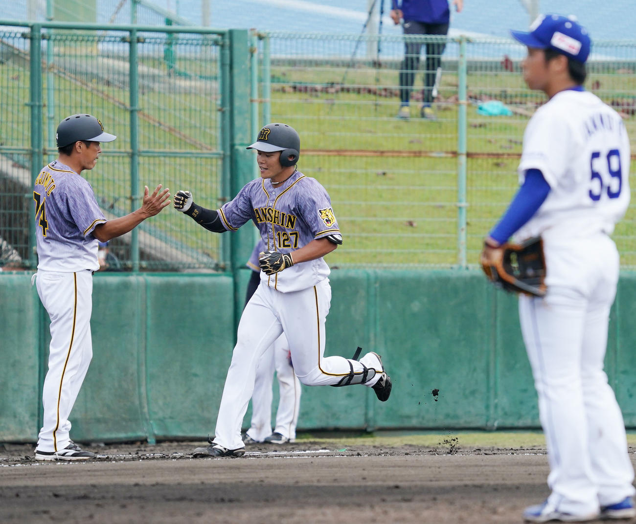 6回表阪神2死一、三塁、左越え3点本塁打を放った小野寺暖（撮影・森本幸一）