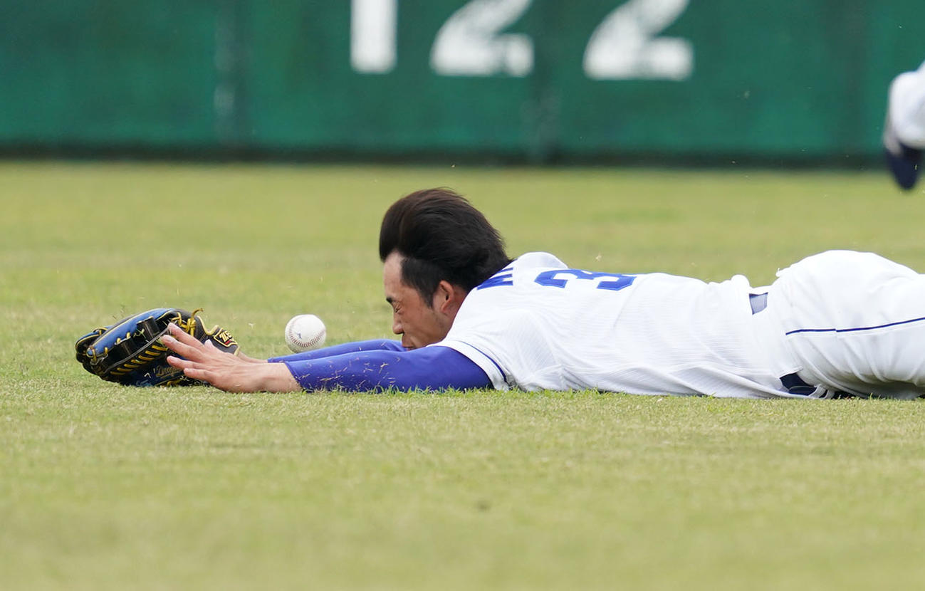 練習試合・中日対阪神　1回表阪神無死、近本光司の打球に飛びつくも捕球できない三好大倫（撮影・森本幸一）