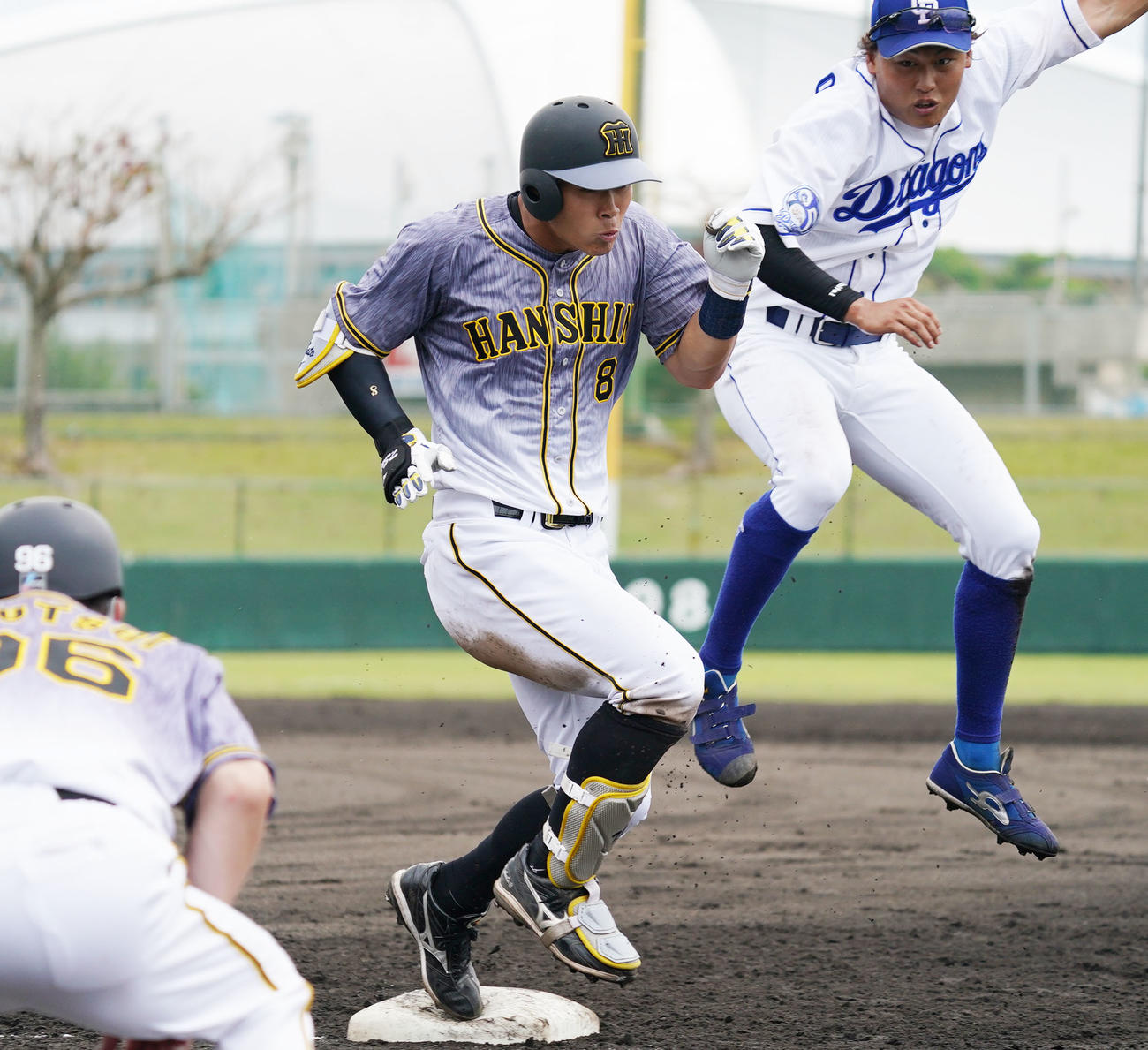 練習試合・中日対阪神　3回表阪神無死、遊撃悪送球で出塁する佐藤輝明（中央）（撮影・森本幸一）