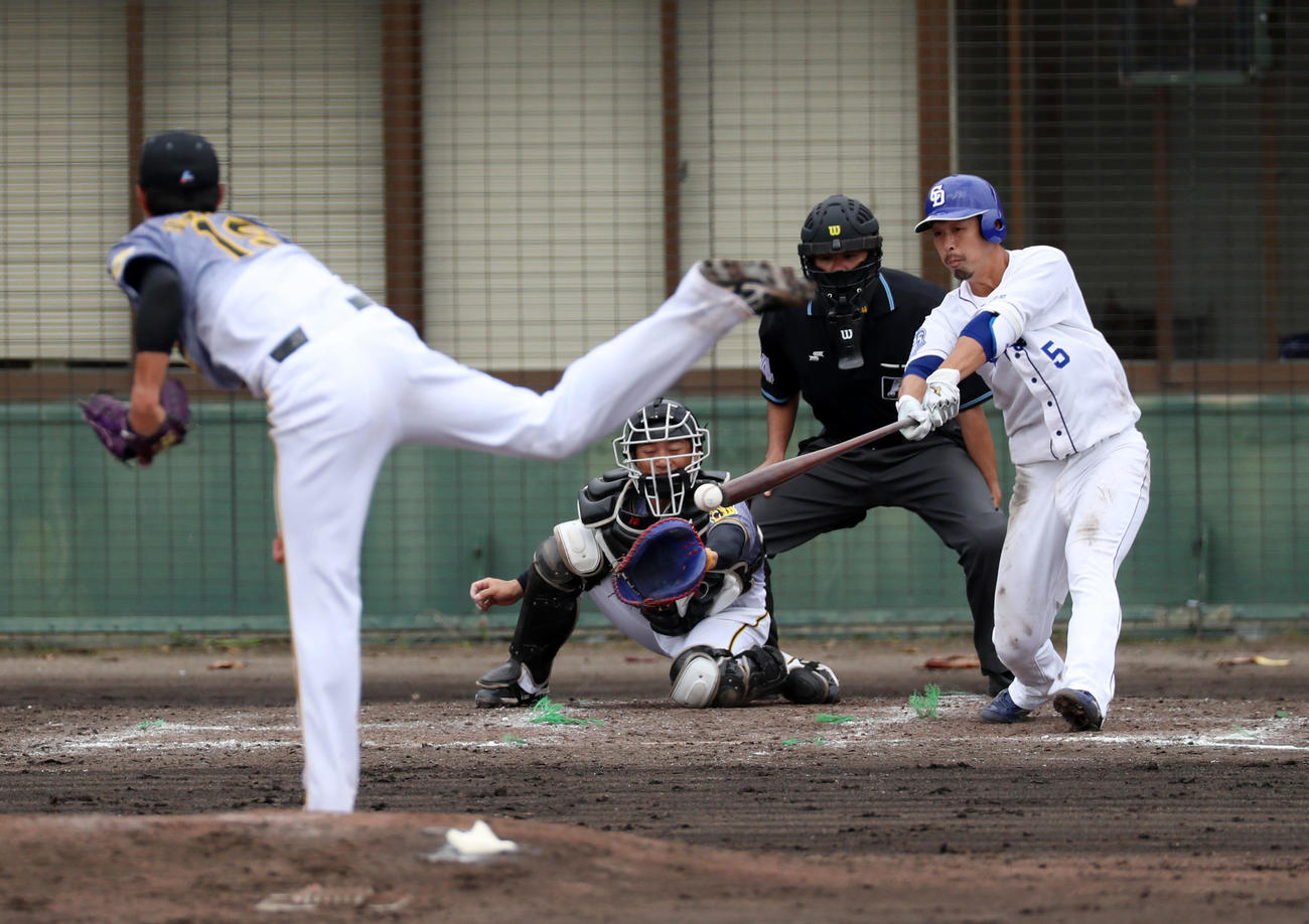 中日対阪神　4回裏中日1死三塁、阿部は左前適時打を放つ、、左は藤浪（撮影・加藤哉）