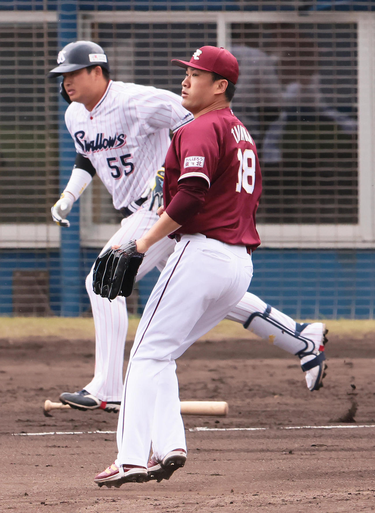 練習試合　ヤクルト対楽天　1回裏ヤクルト1死一、二塁、村上（左）に右前適時打を浴びた田中将（撮影・足立雅史）