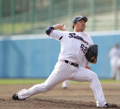 ヤクルト対楽天　9回表楽天の攻撃から登板する歳内（撮影・河田真司）