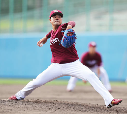 ヤクルト対楽天　9回裏ヤクルトの攻撃から登板する内間（撮影・河田真司）