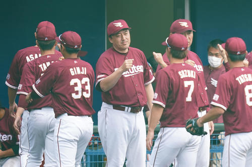 ヤクルトとの練習試合に勝利し、ナインを出迎える石井GМ兼監督（中央）（撮影・菅敏）