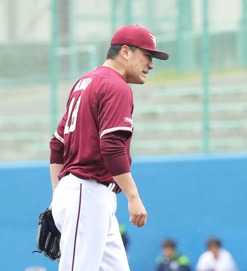 ヤクルト対楽天　2回裏ヤクルト2死、並木に四球を許し険しい表情を浮かべる田中将（撮影・河田真司）