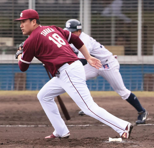 練習試合　ヤクルト対楽天　1回裏ヤクルト無死、山崎（後方）に右前打を許す田中将（撮影・足立雅史）
