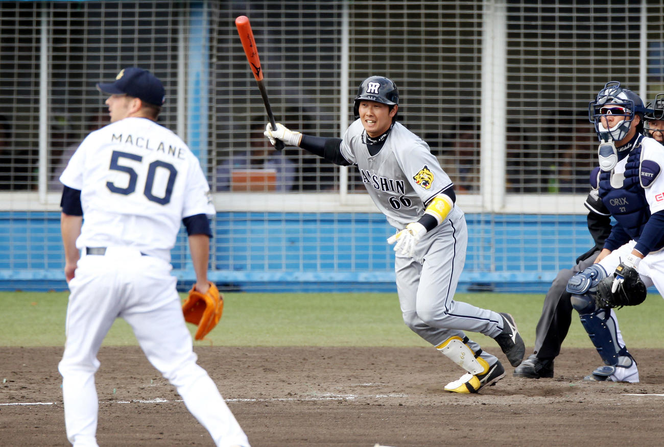 4回表、右前適時打を放つ高浜（2011年2月27日撮影）