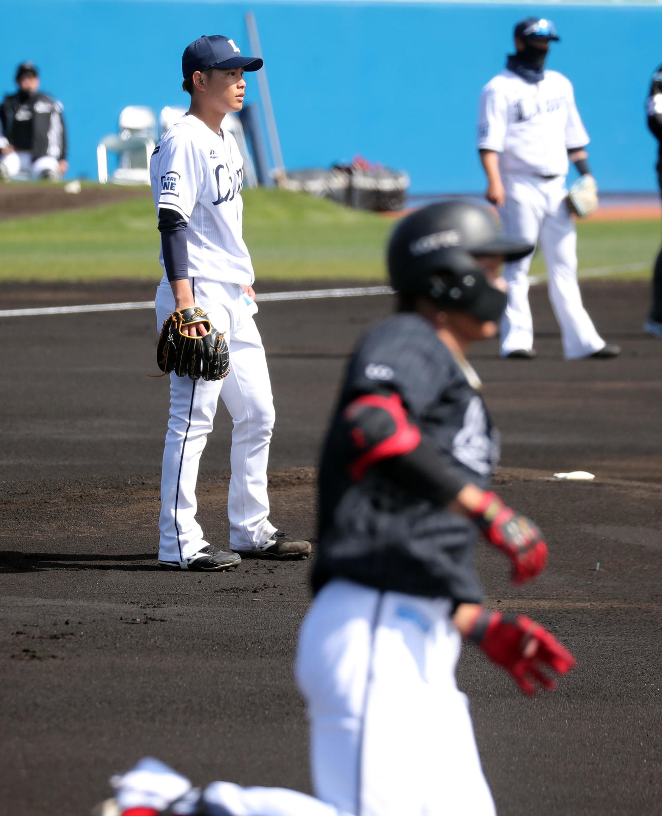 西武対ロッテ　1回表ロッテ無死、藤原（手前）に先頭打者本塁打を浴びぼうぜんと打球を見つめる浜屋（撮影・垰建太）