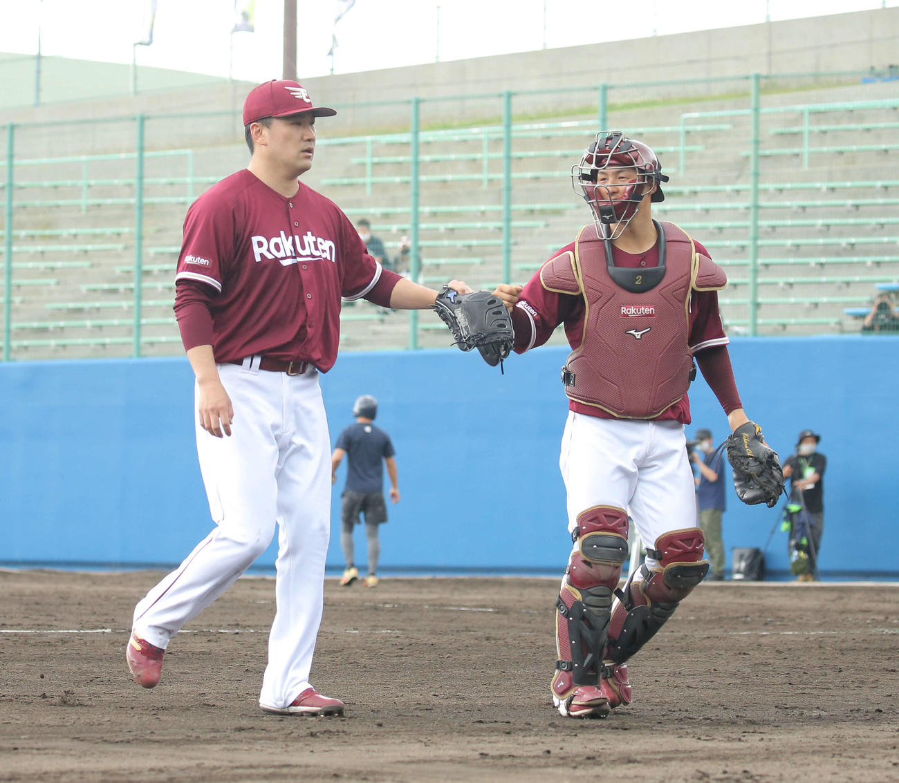 ヤクルト対楽天　3回裏ヤクルトの攻撃を抑え、太田（右）とグータッチを交わす田中将（撮影・河田真司）