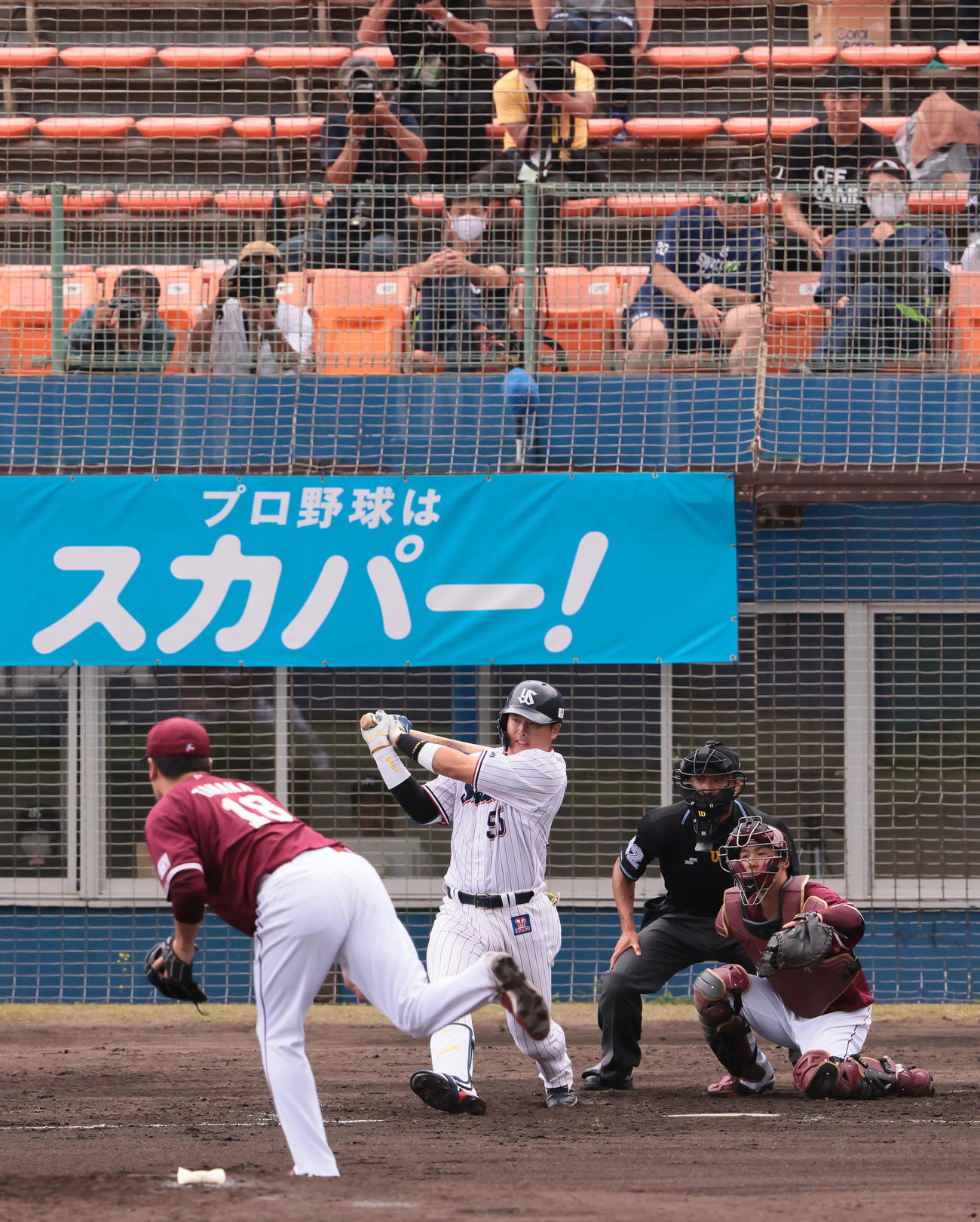 練習試合　ヤクルト対楽天　1回裏ヤクルト1死一、二塁、村上は右前適時打を放つ。投手田中将。スタンド後方右端はヤクルト奥川（撮影・足立雅史）