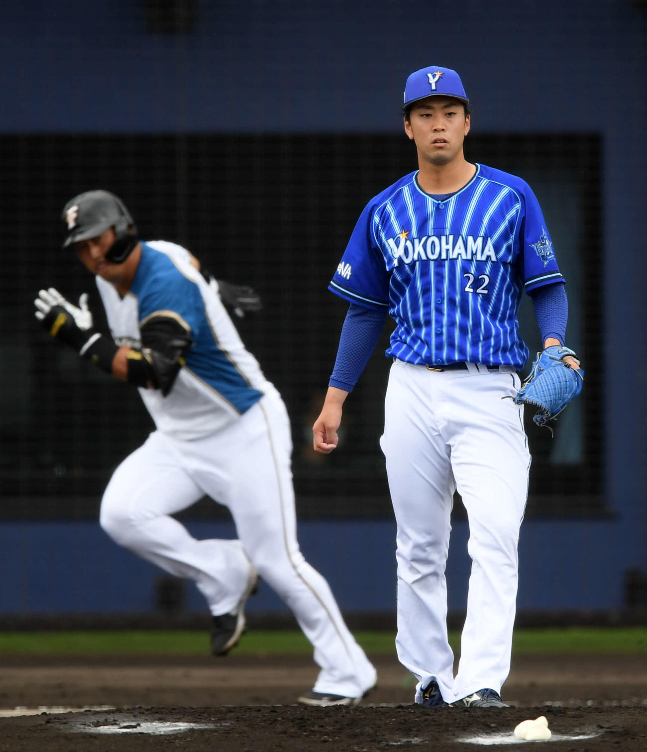 日本ハム対DeNA 1回裏日本ハム2死一塁、中田（左）を遊ゴロに抑える入江（撮影・横山健太）