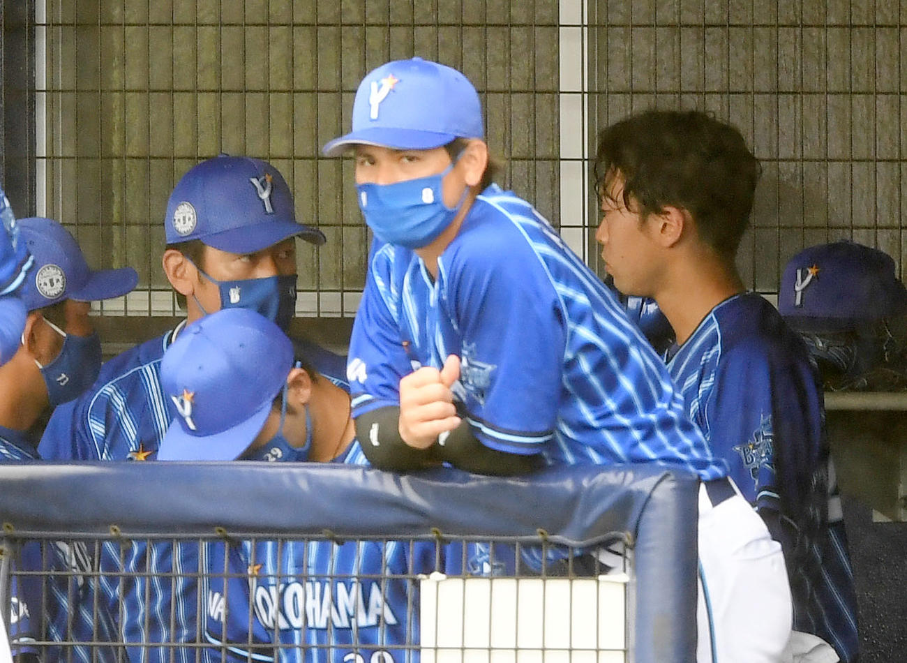 日本ハム対DeNA 3回裏を無失点に抑えた入江（右）に声をかける三浦監督（撮影・横山健太）