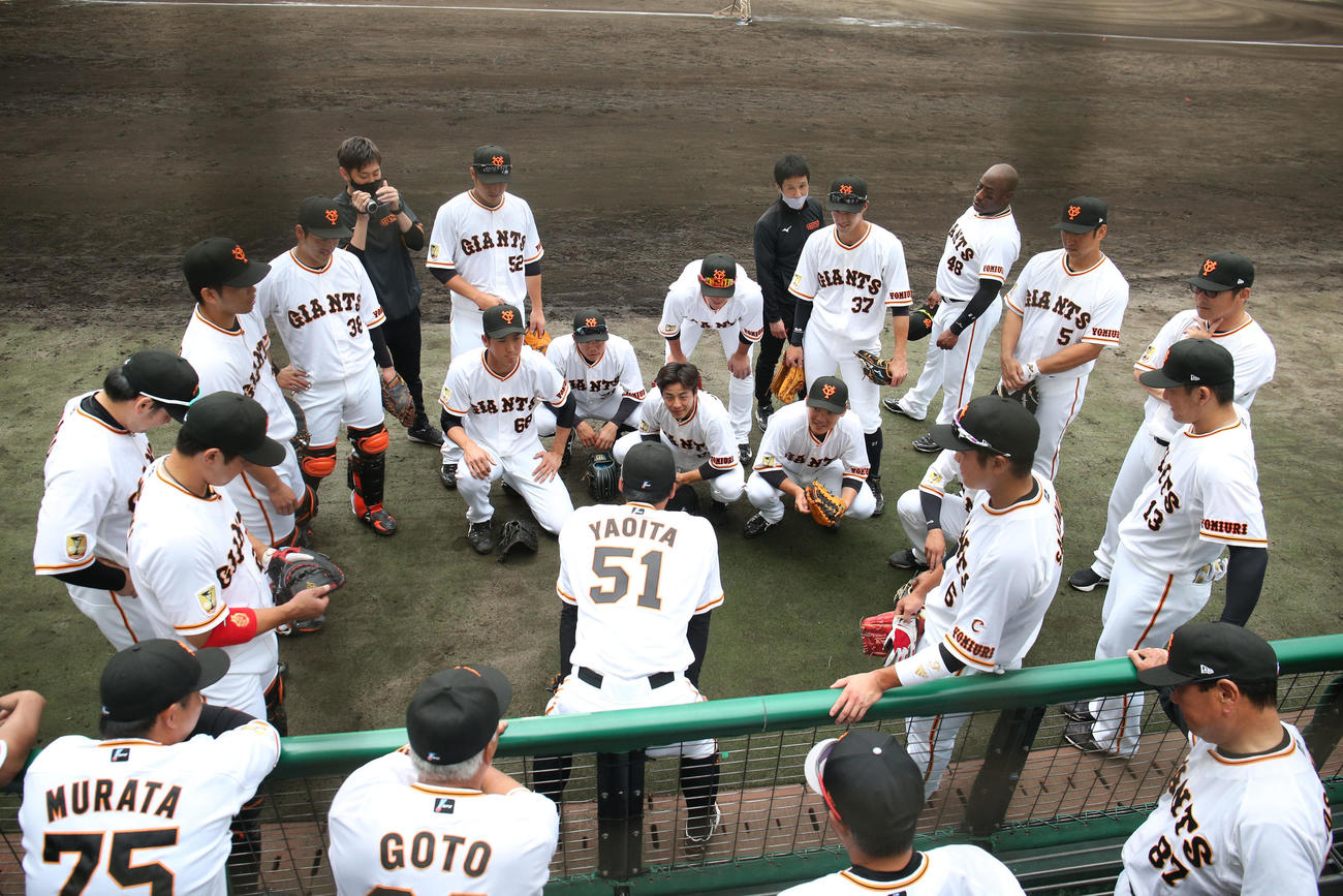 巨人対広島　試合前の円陣で声出しする八百板（撮影・狩俣裕三）