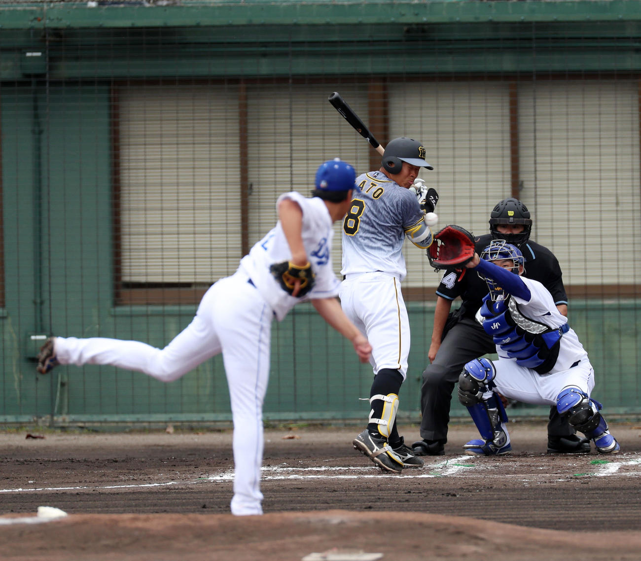 中日対阪神　1回表阪神無死一、二塁、佐藤輝は死球を受ける、左は大野雄（撮影・加藤哉）
