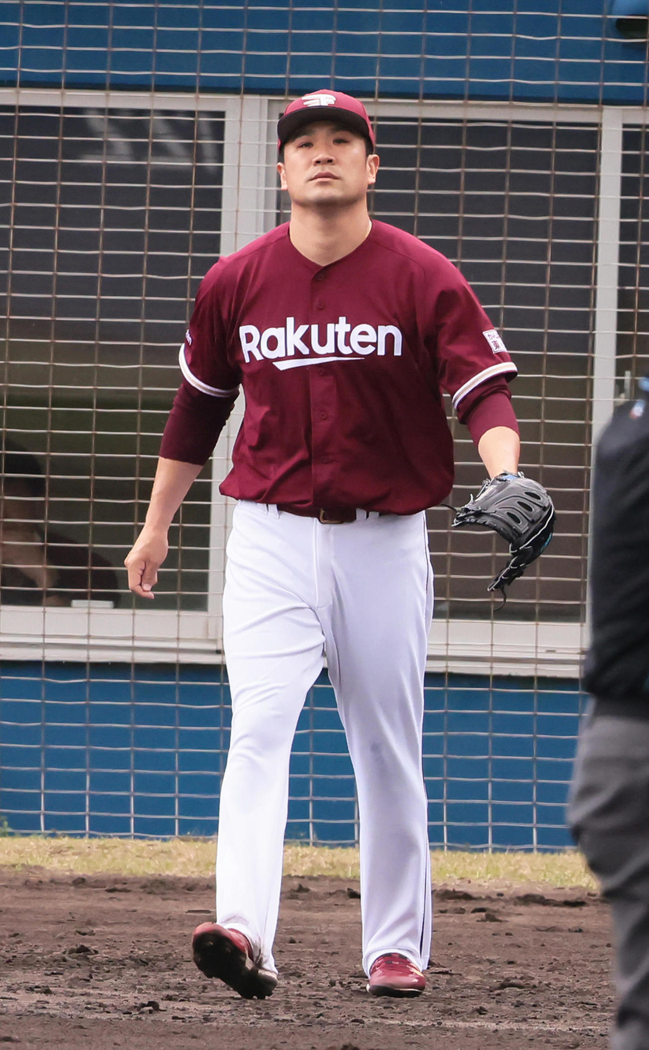 練習試合　ヤクルト対楽天　1回裏ヤクルト1死一、二塁、村上に右前適時打を浴び渋い顔を見せる田中将（撮影・足立雅史）