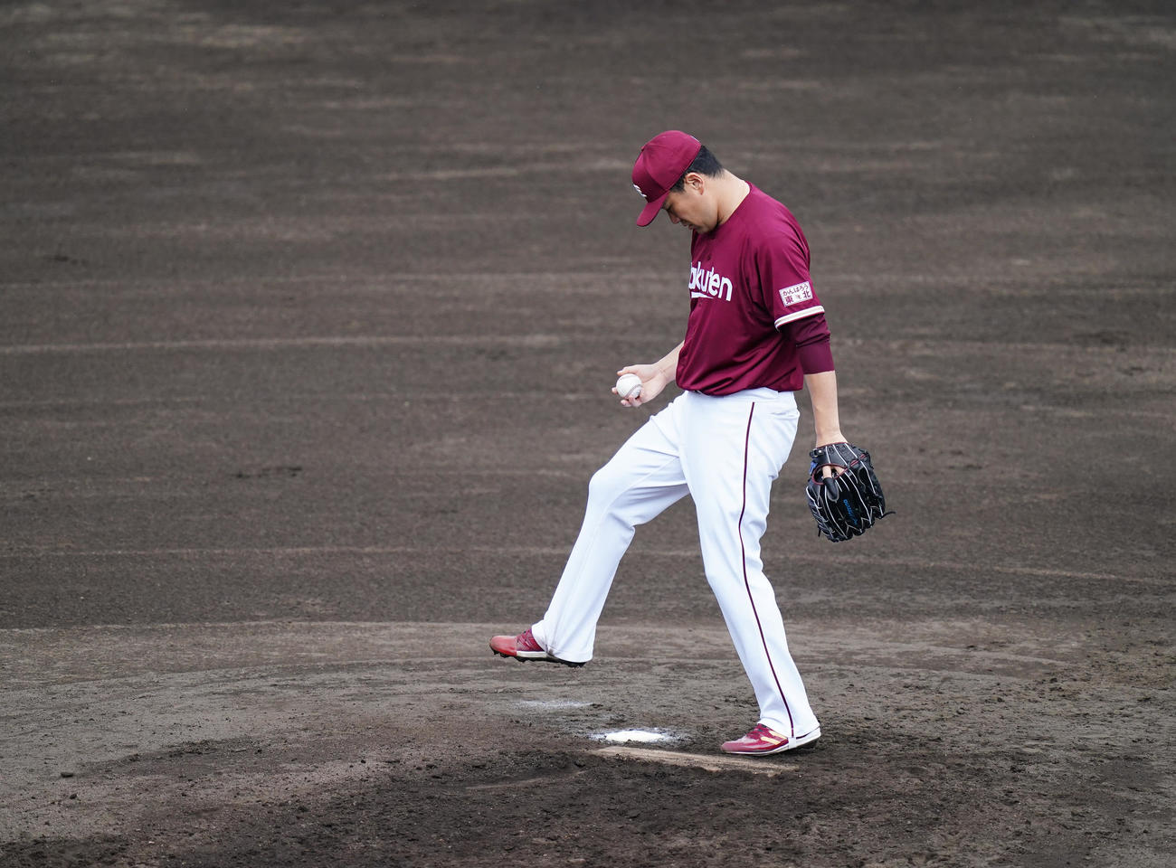 ヤクルトとの練習試合に先発し、マウンドを気にする楽天田中将（撮影・菅敏）