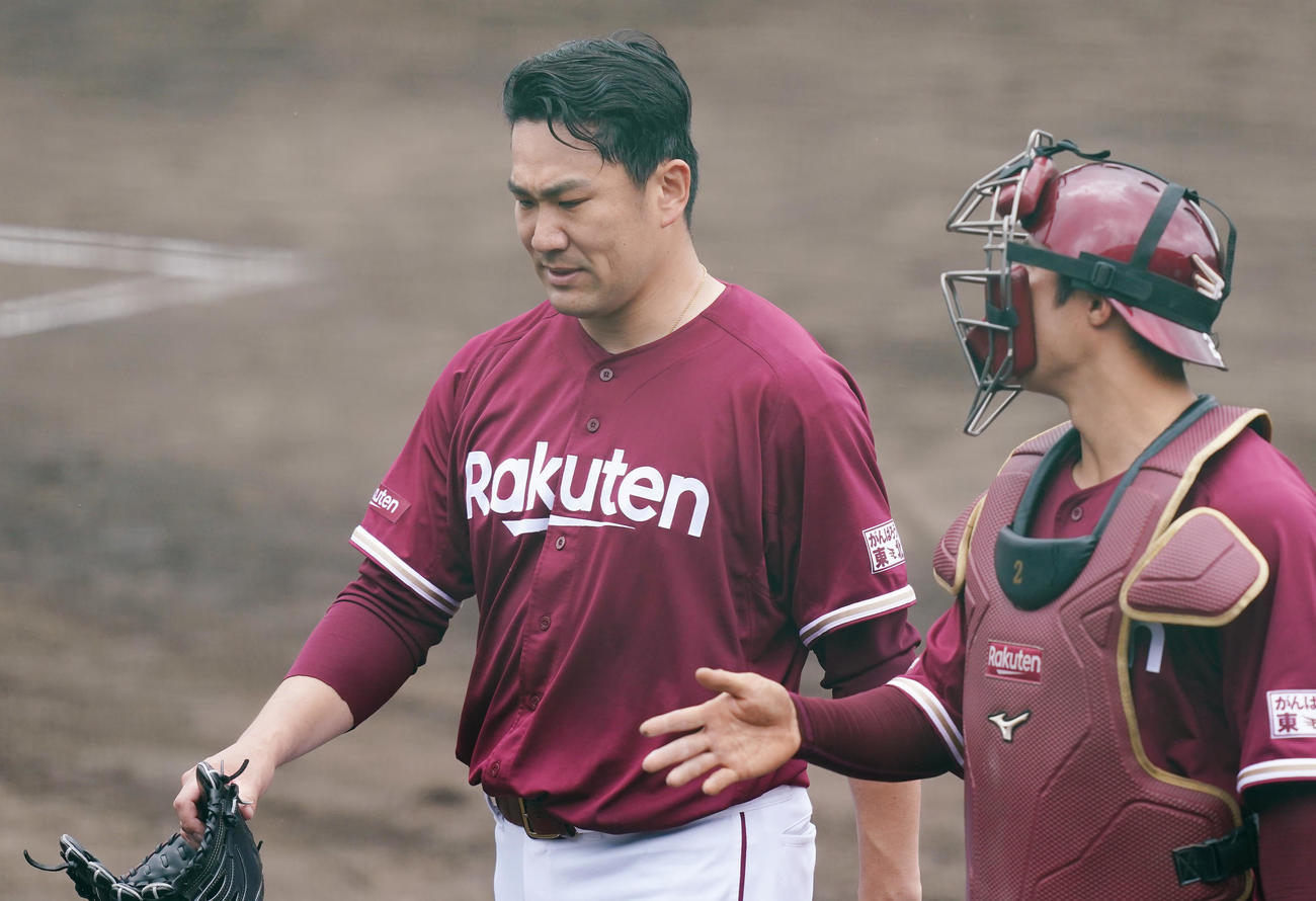ヤクルトとの練習試合に先発し、2回の投球を終え捕手太田（右）と話しながらベンチに戻る楽天田中将（撮影・菅敏）