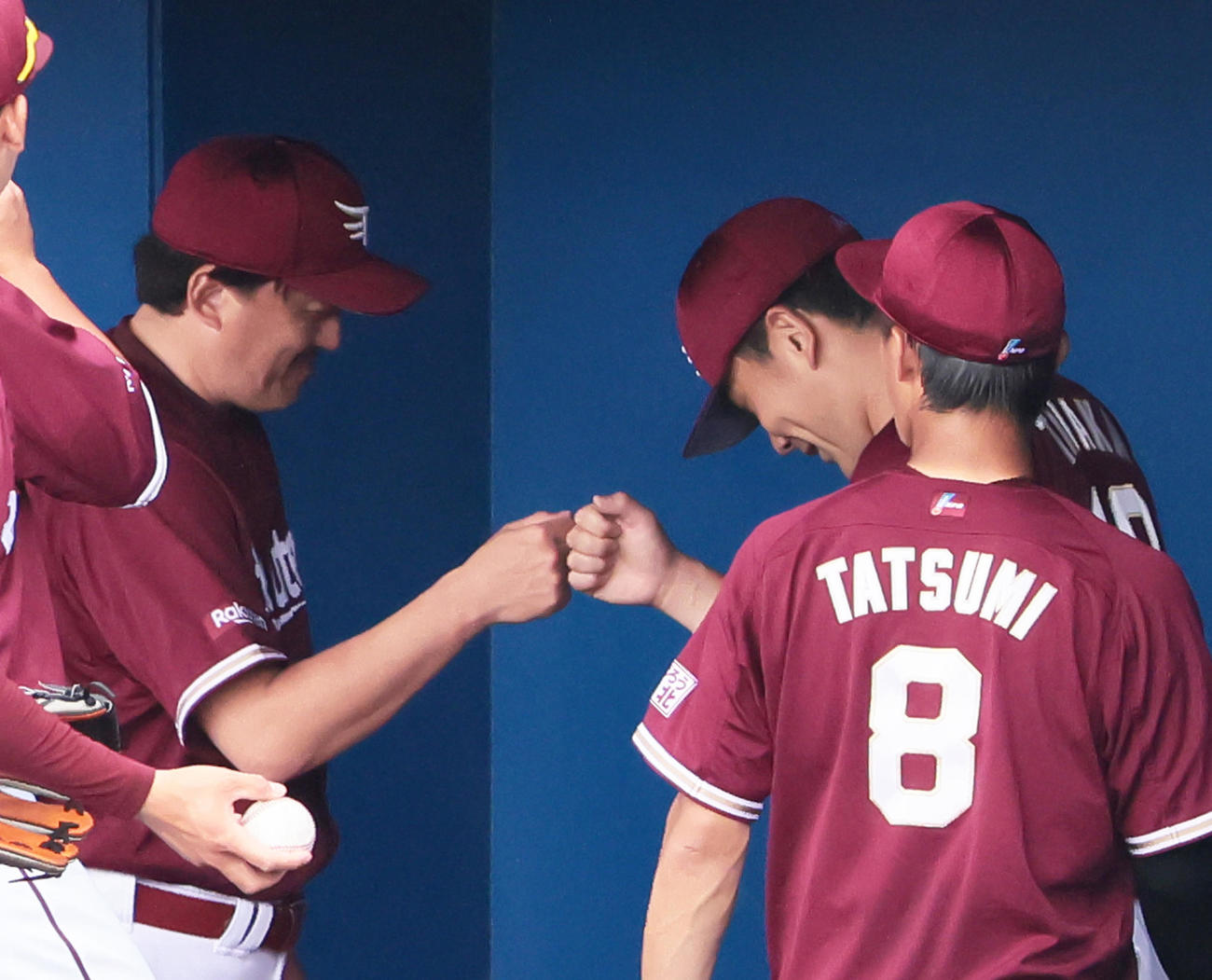 練習試合　ヤクルト対楽天　3回1失点の楽天田中将（右）はベンチに戻り石井GM兼監督とグータッチを交わす（撮影・足立雅史）
