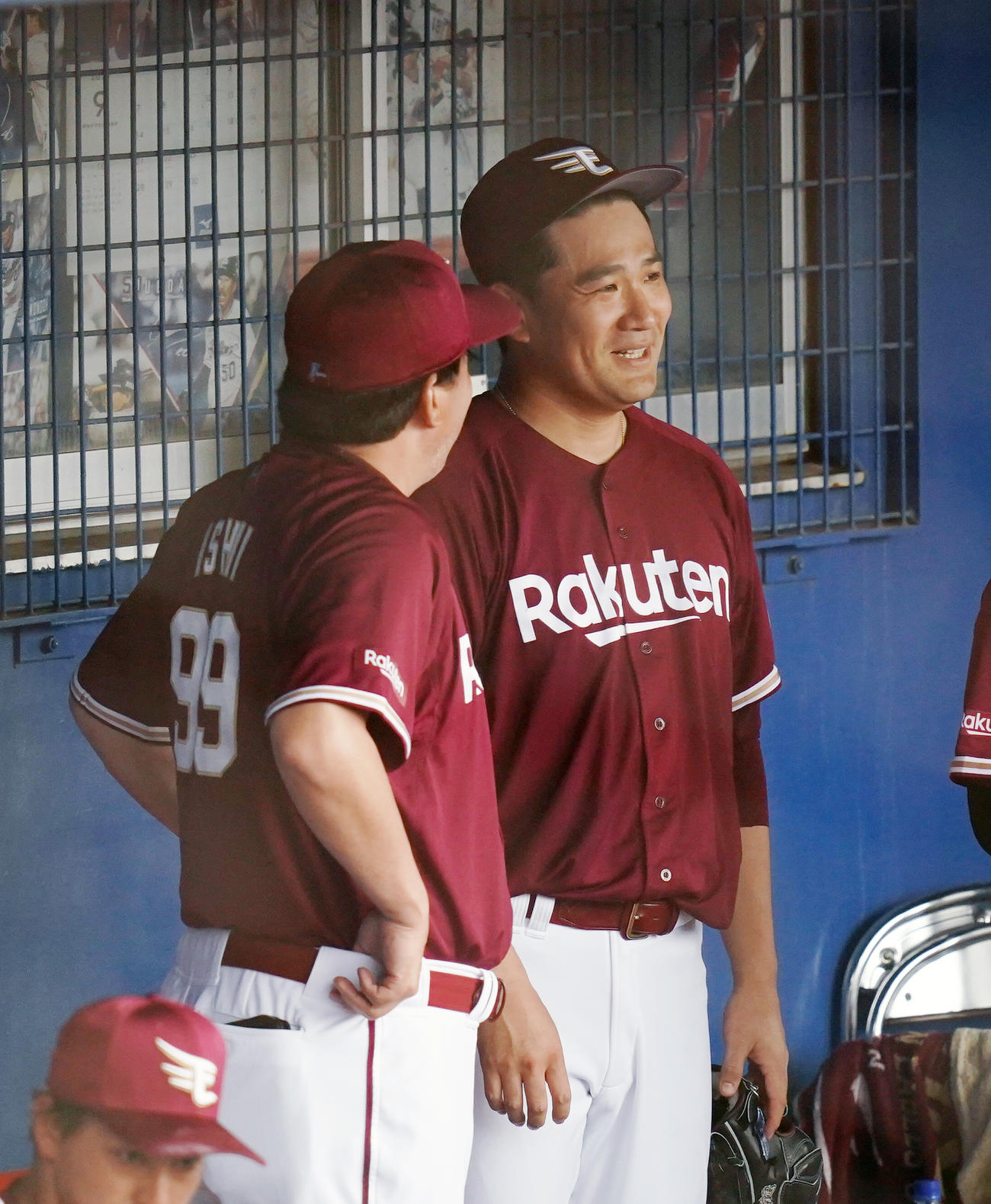 ヤクルトとの練習試合に先発し、3回を投げ終え、ベンチで石井GМ兼監督と話す楽天田中将（撮影・菅敏）