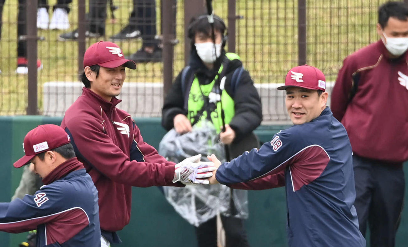 涌井と一緒にウオーミングアップをする楽天田中将（2021年2月17日撮影）