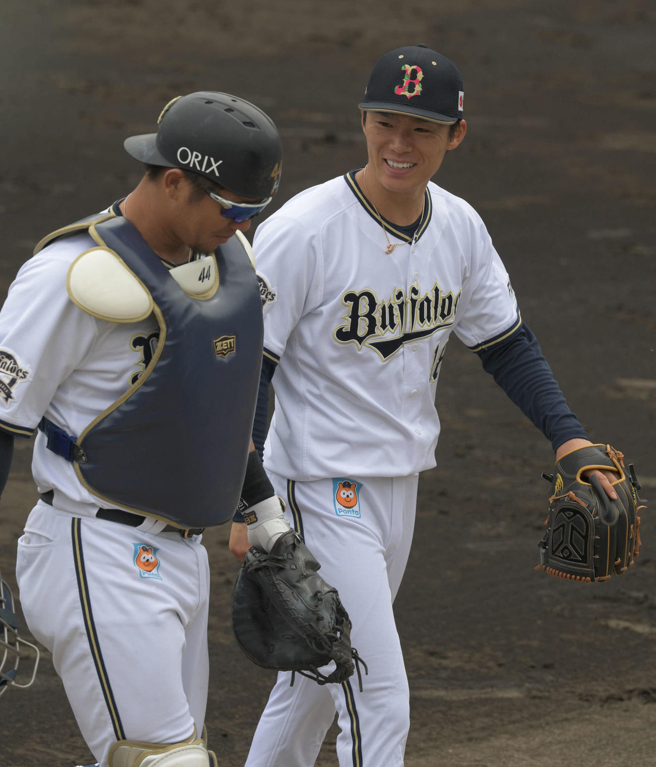 オリックス対ソフトバンク　笑顔を見せベンチに戻る山本。左は頓宮（撮影・渦原淳）