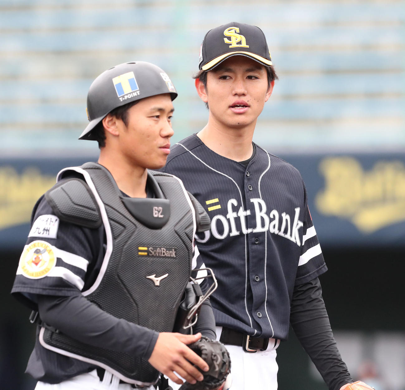 オリックス対ソフトバンク　7回から登板した高橋礼は無失点と好投、海野隆司捕手とベンチに引きあげる（撮影・梅根麻紀）