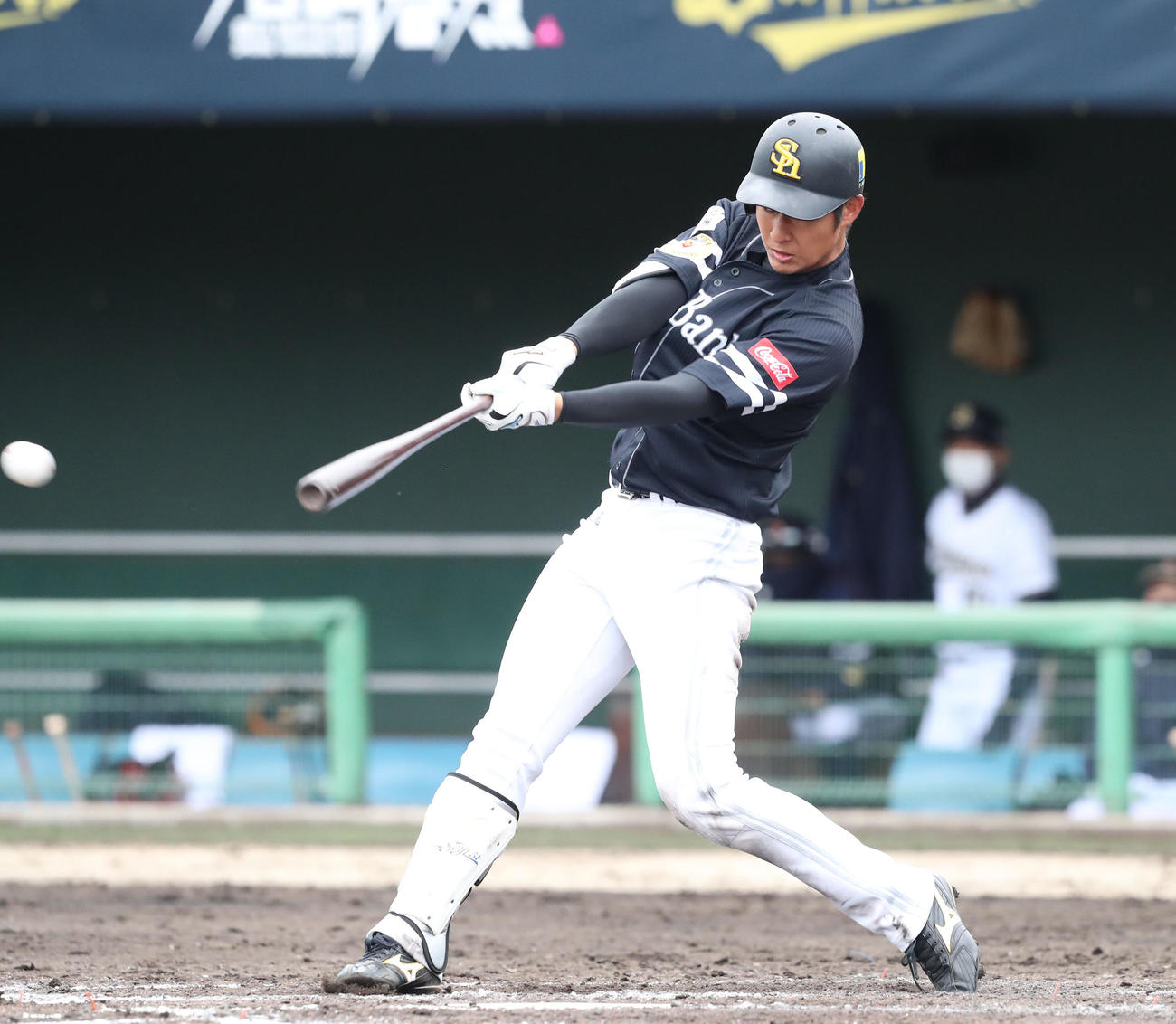 オリックス対ソフトバンク　9回表ソフトバンク2死、上林誠知は右前安打を放つ（撮影・梅根麻紀）